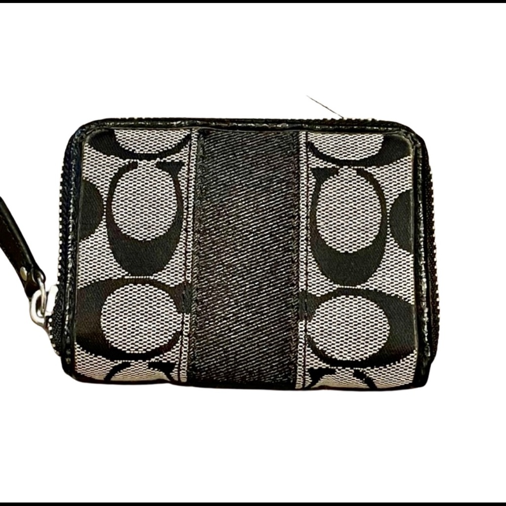 ✨ 3 items for 15% off bundle ✨ Coach wallet